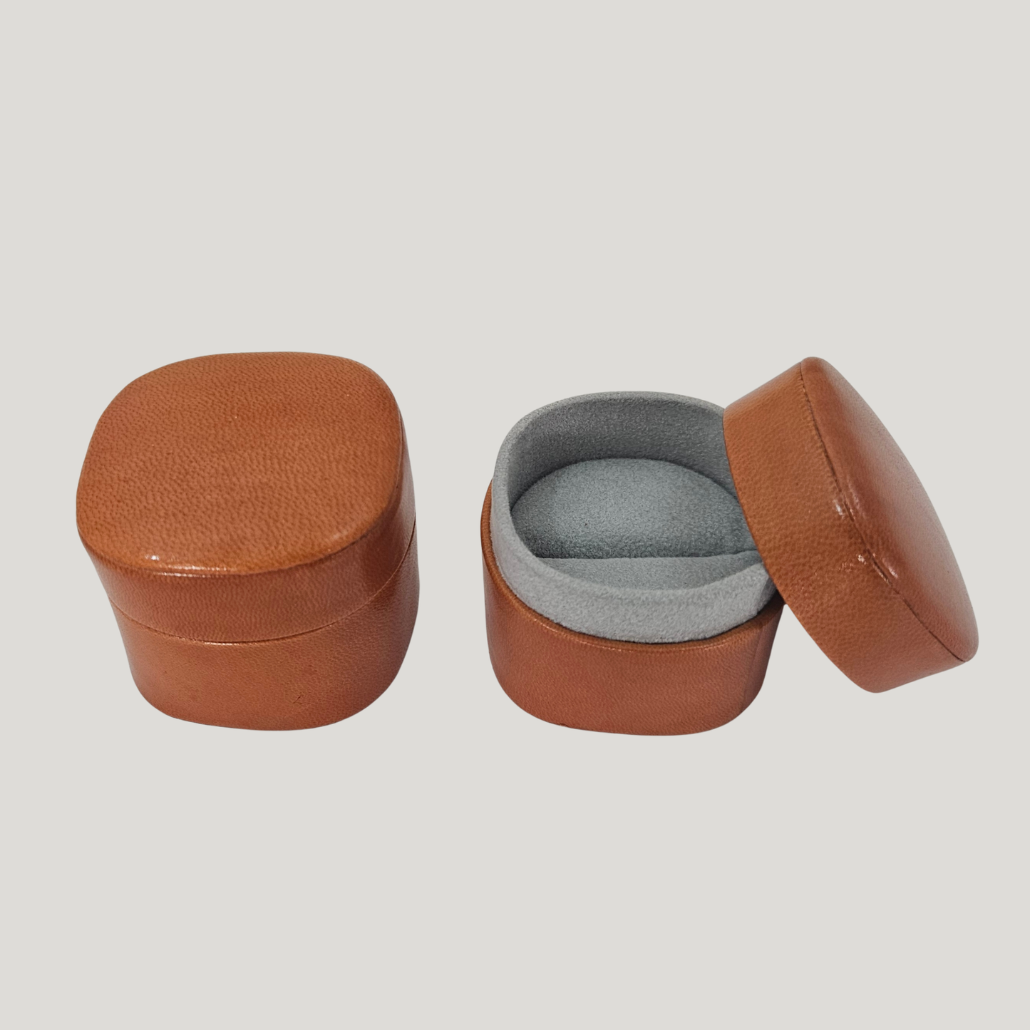 Cushion-shaped Leather Ring Box (5x5x4 cm) - Tan lined Silver Grey